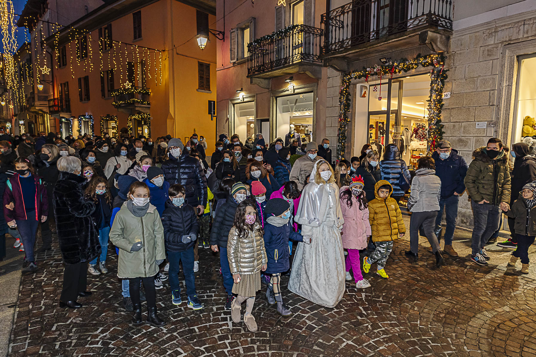 Il fiume allegro dei bambini nelle vie del centro per il loro Giubileo